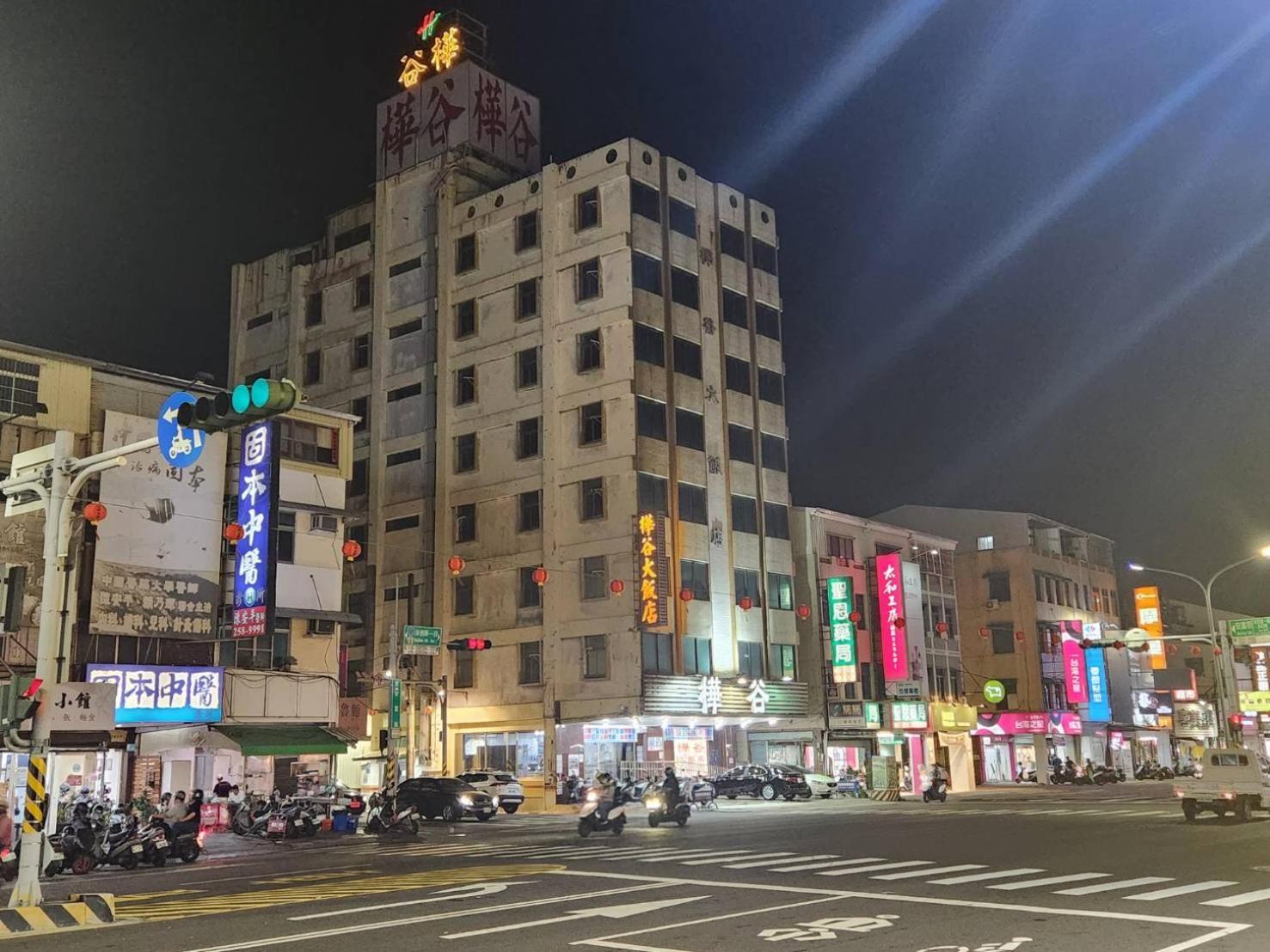 Hua Ku Hotel Tainan Exterior photo
